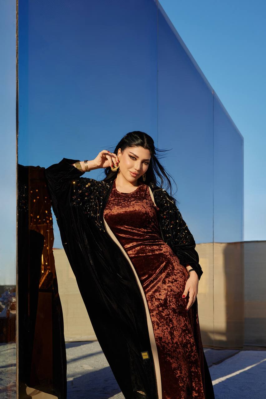 عباية بشت مخمل باللون الاسود مع شك يدوي . C:IB381