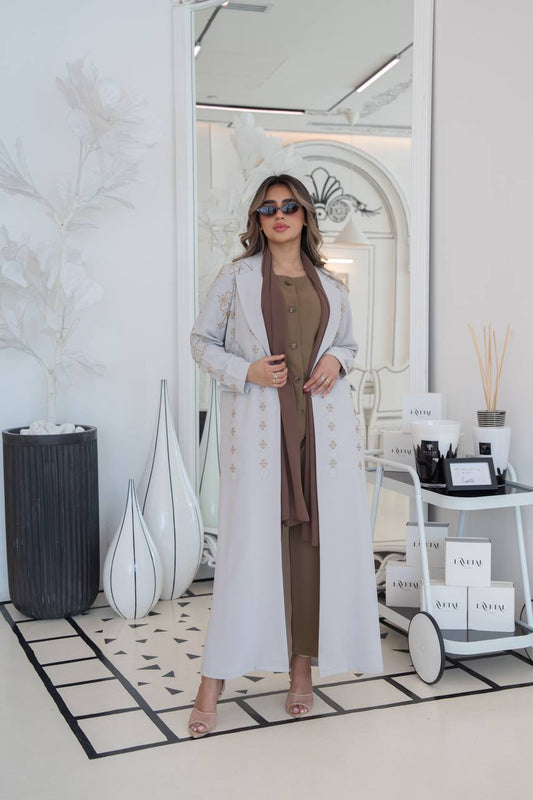 عباية بليزر كريب مع تطريز باللون البيج . C:382