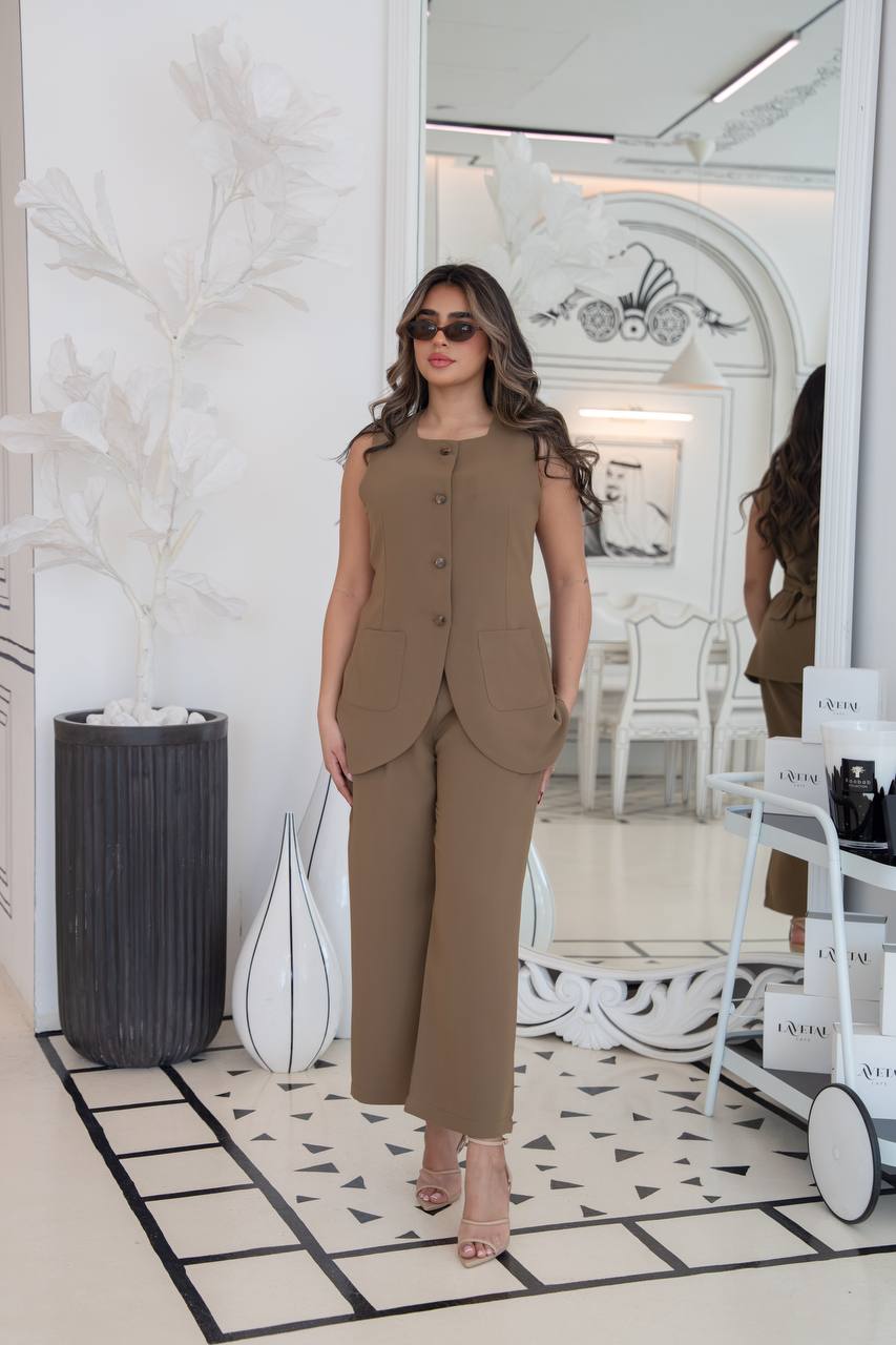 Vest and crepe pants set in caramel color. C:1101