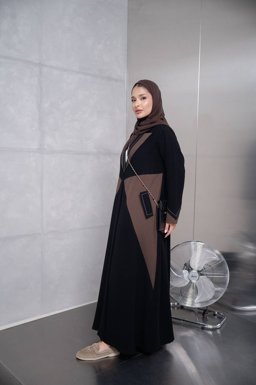عباية بليزر بخام كريب ، باللون الاسود مع تفاصيل باللون البني  C:IB347 