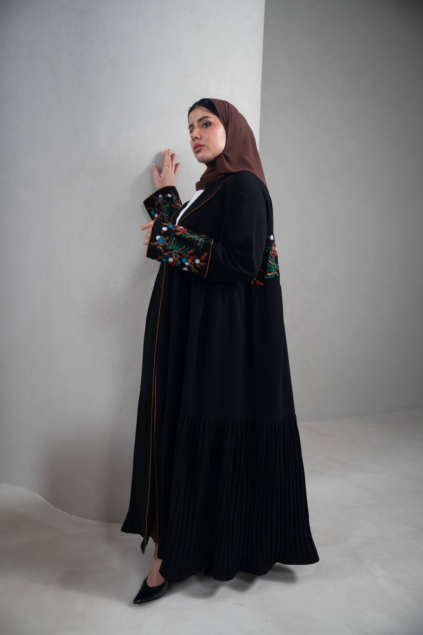 عباية بليزر بخام كريب ، باللون الاسود مع تطريز  C:IB349