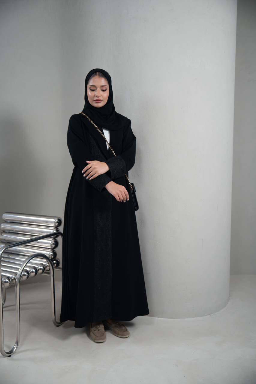 عباية بخام كريب ، باللون الاسود مع تطريز C:IB352