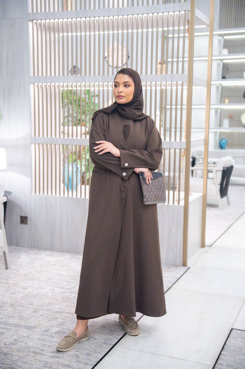 عباية بخام كريب مقلم ، باللون البني الكلاسيكي C:IB345 