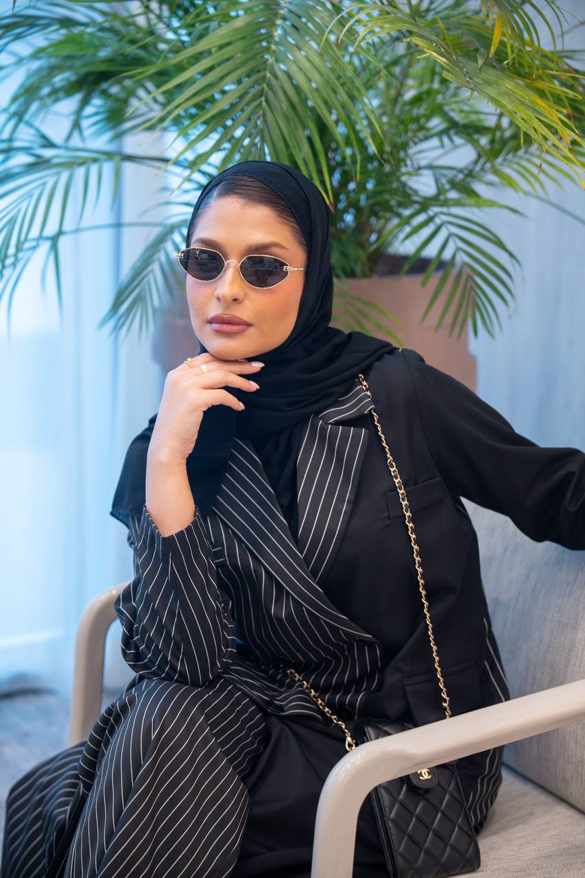 عباية بليزر بخام كريب المقلم باللون الاسود C:IB348