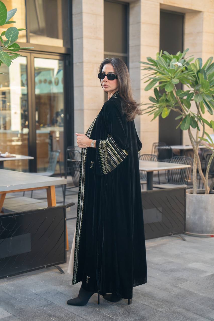 عباية مخمل باللون الاسود مع تطريز . C:IB358 
