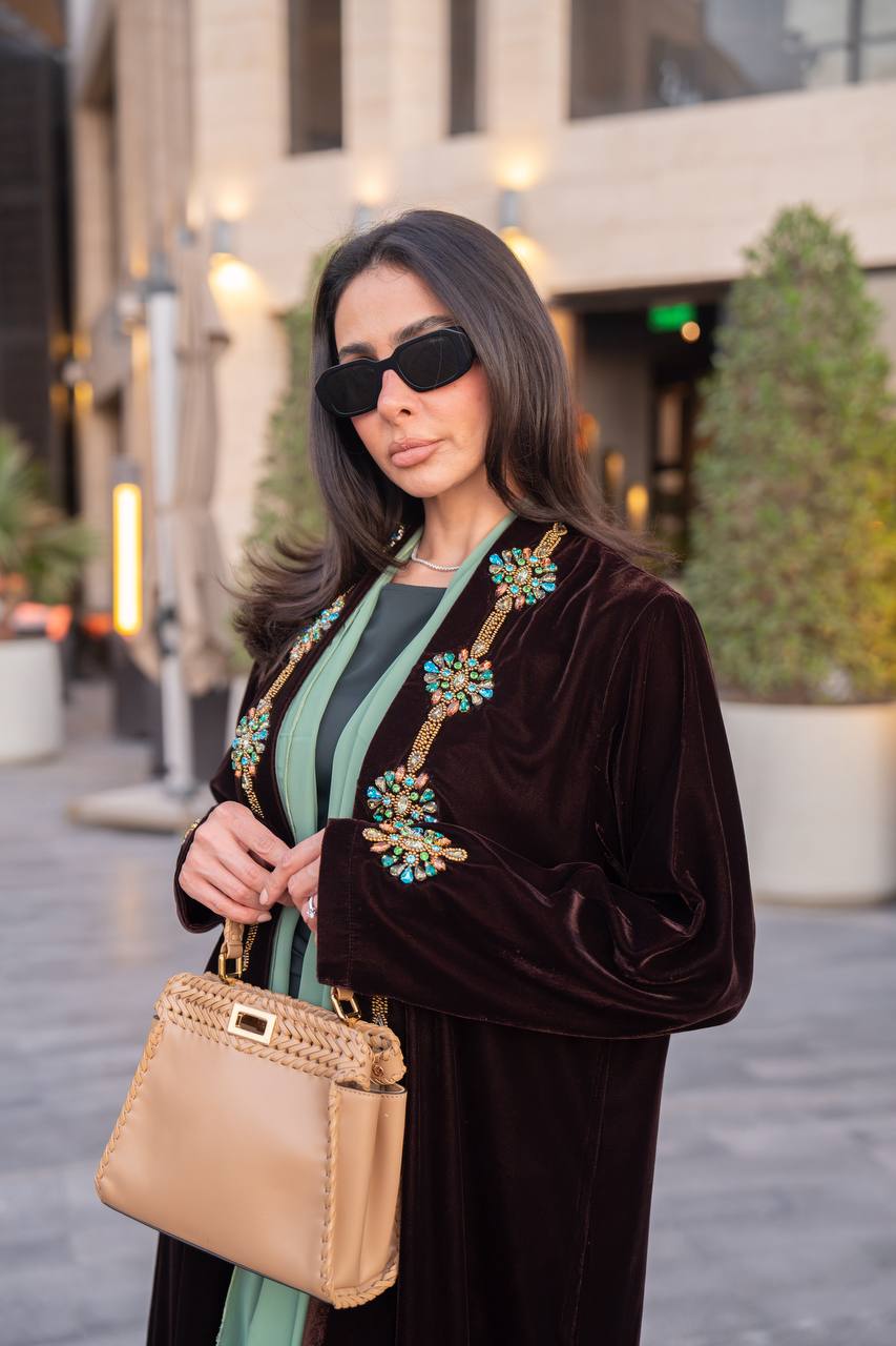 عباية مخمل باللون البني مع شك يدوي , C:IB361 