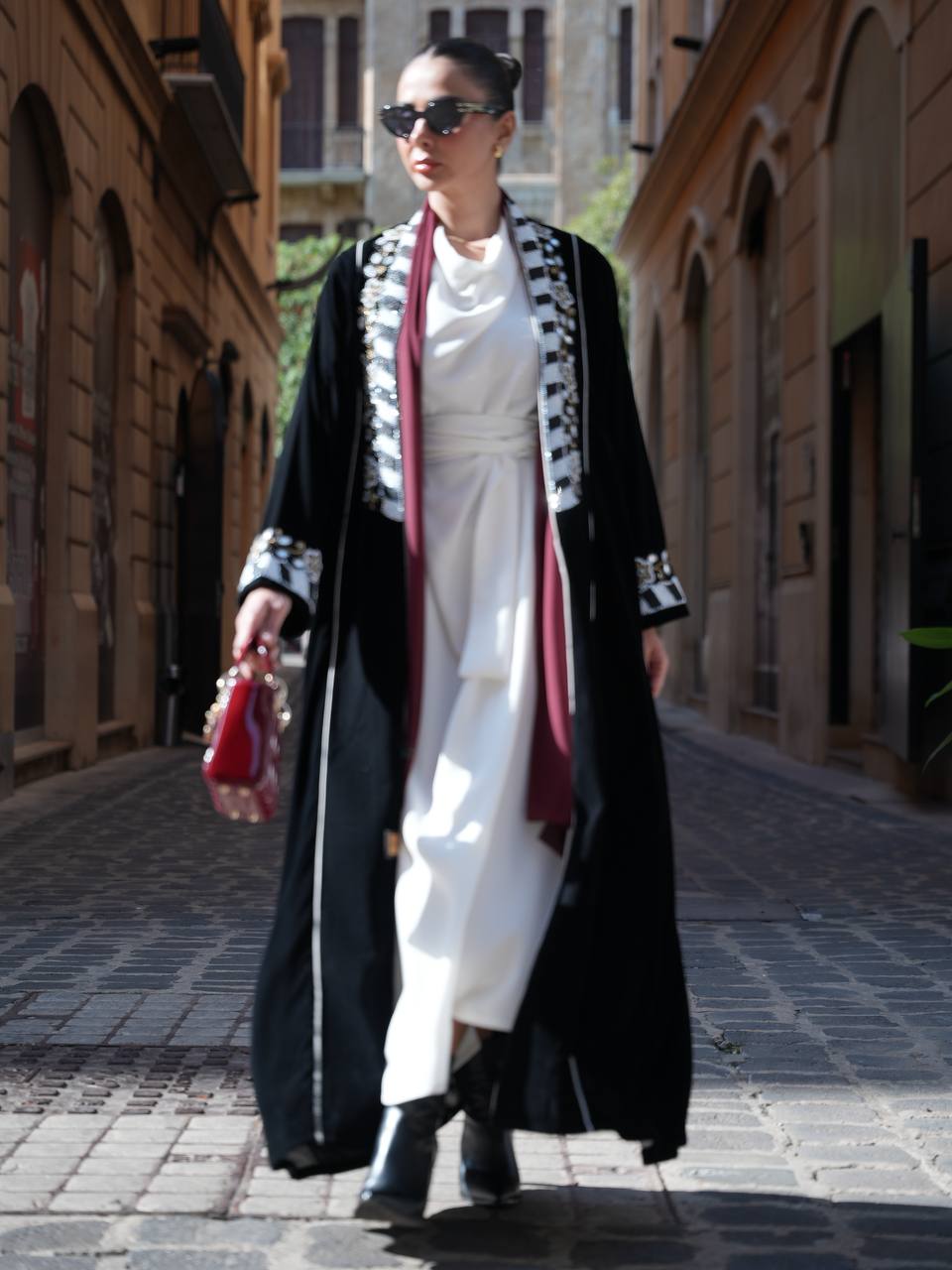 عباية مخمل باللون الاسود مع شك يدوي . C:IB362