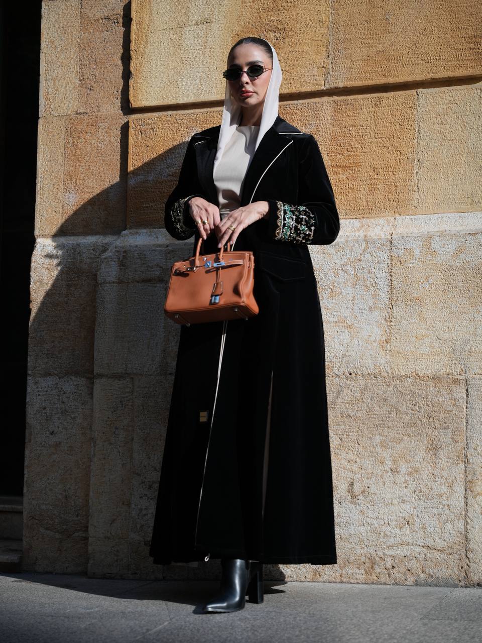 عباية بليزر مخمل باللون الاسود مع شك يدوي . C:IB363