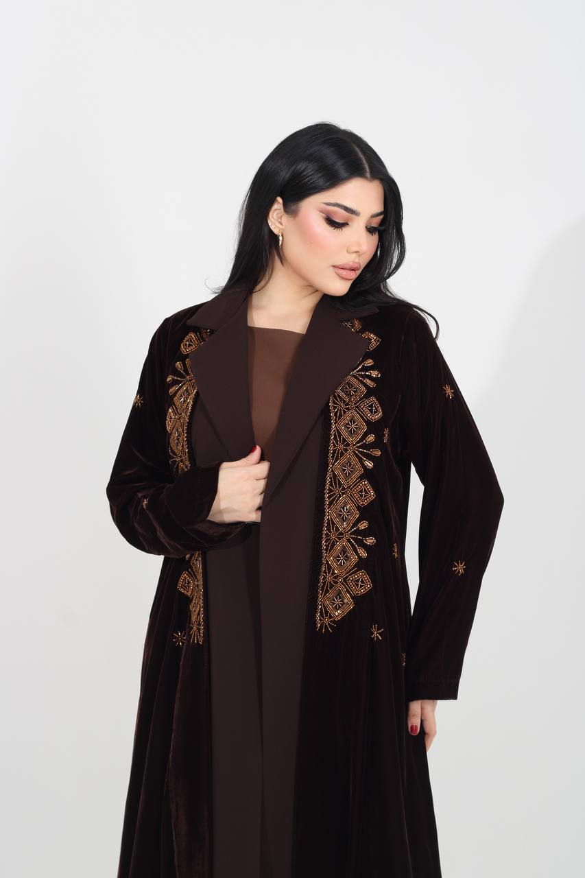 عباية بليزر مخمل مع كريب مع شك يدوي ، باللون البني. C:IB368