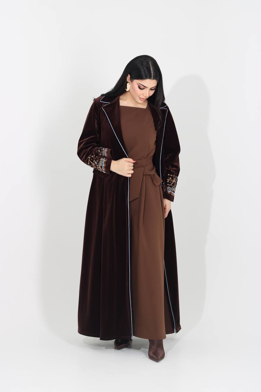 عباية بليزر مخمل باللون البني مع شك يدوي . C:IB369