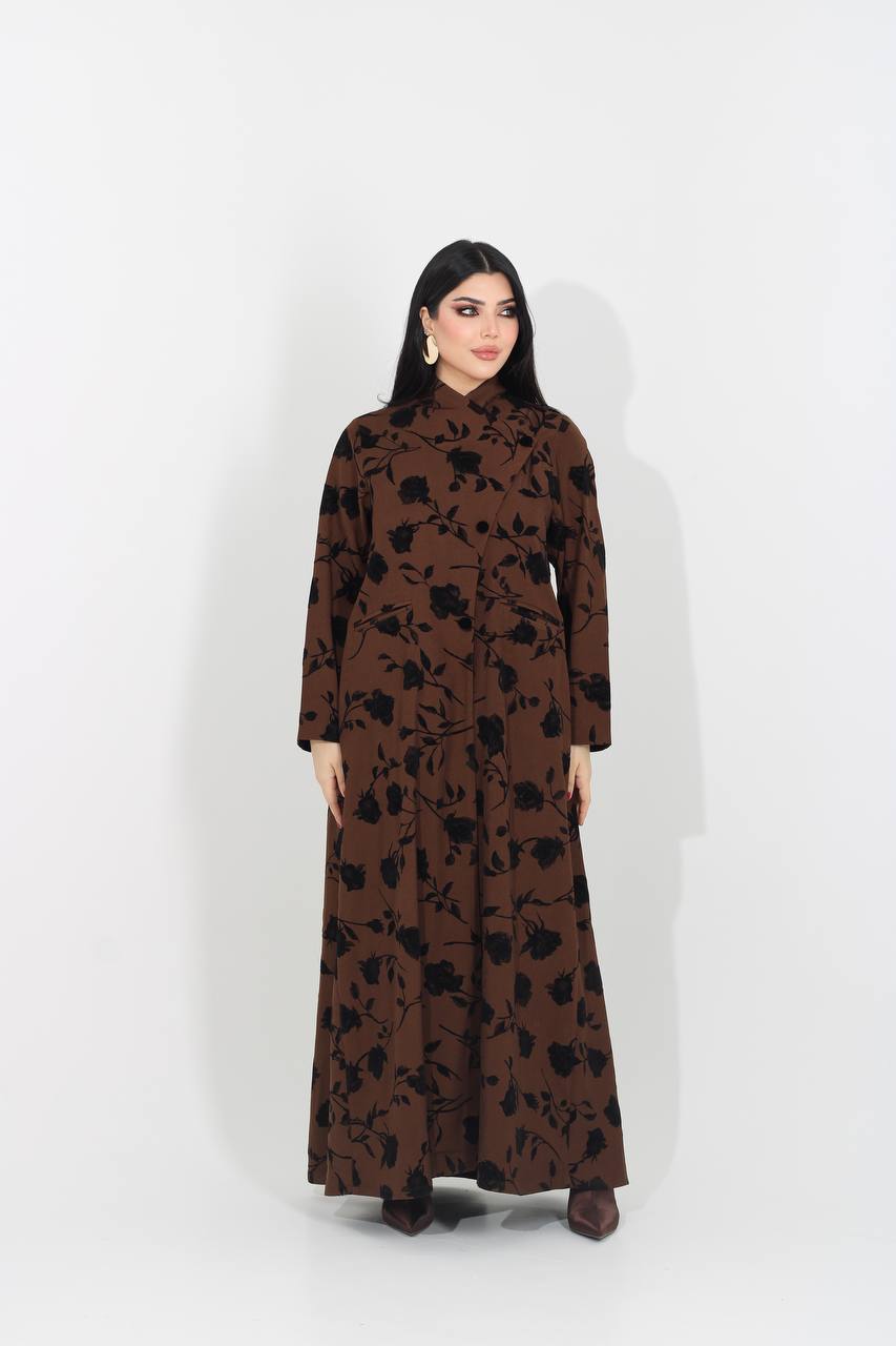 عباية كريب باللون البني مطبوعة بتفاصيل ورود مخملية . C:IB370 