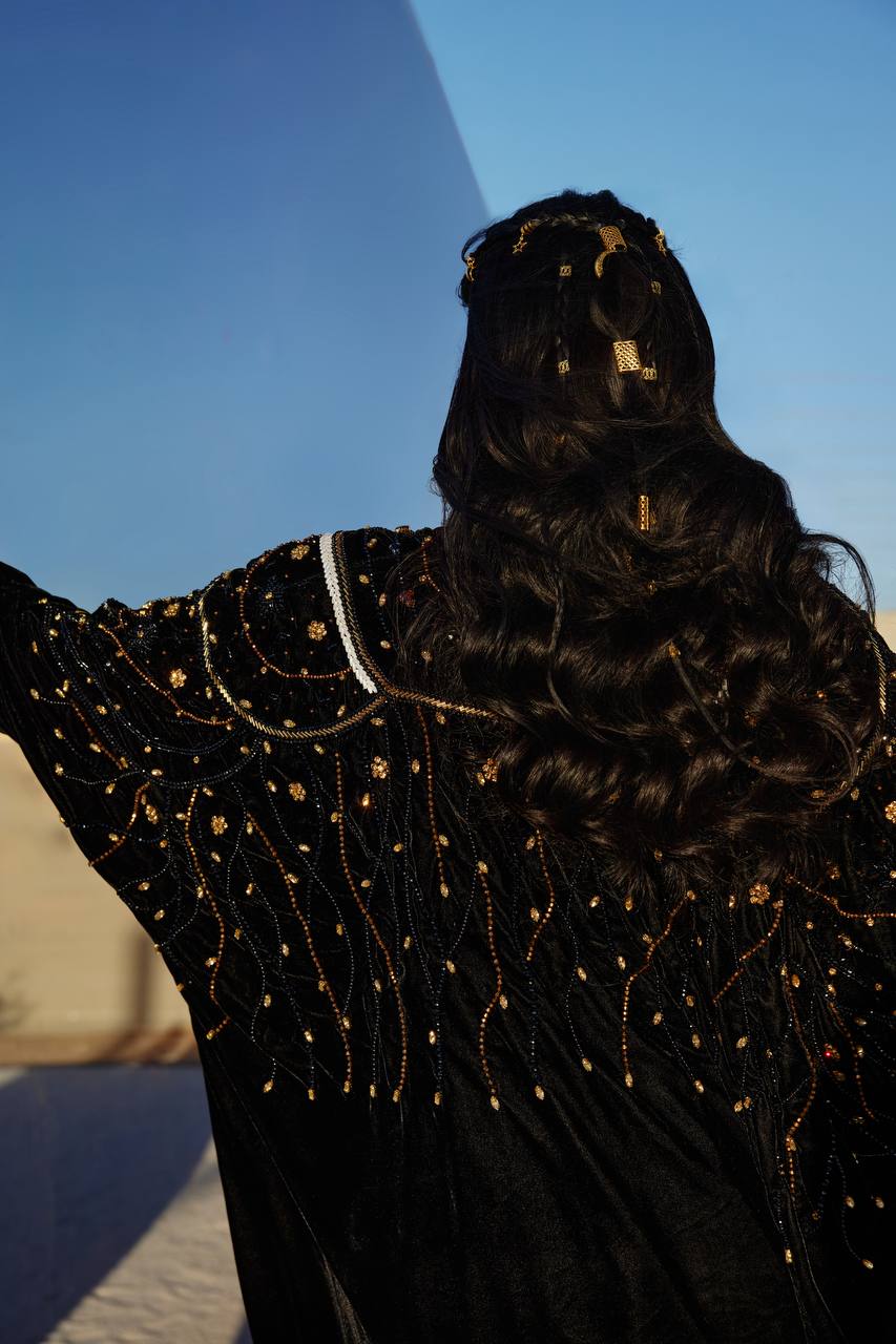 عباية بشت مخمل باللون الاسود مع شك يدوي . C:IB381