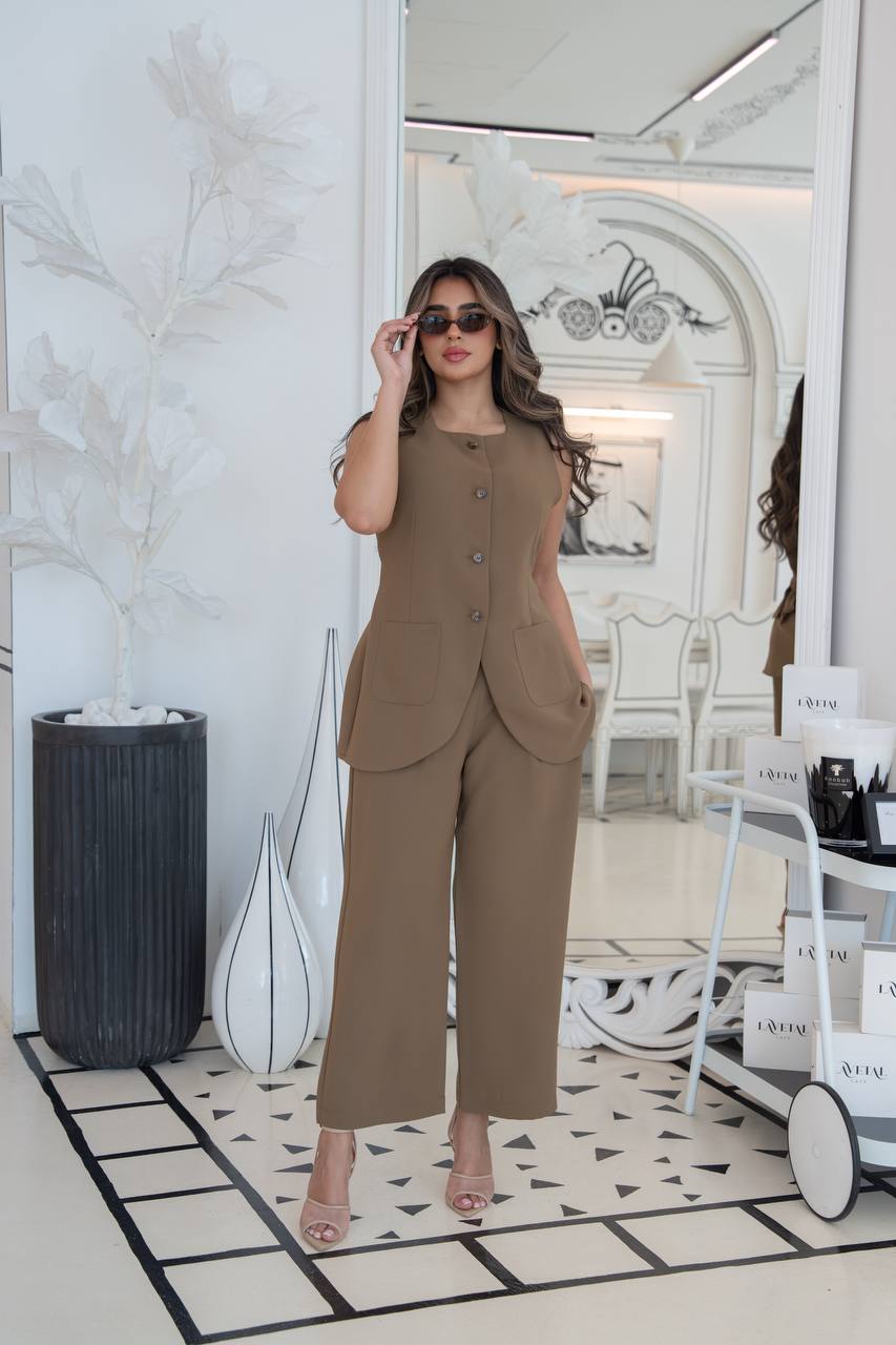 Vest and crepe pants set in caramel color. C:1101