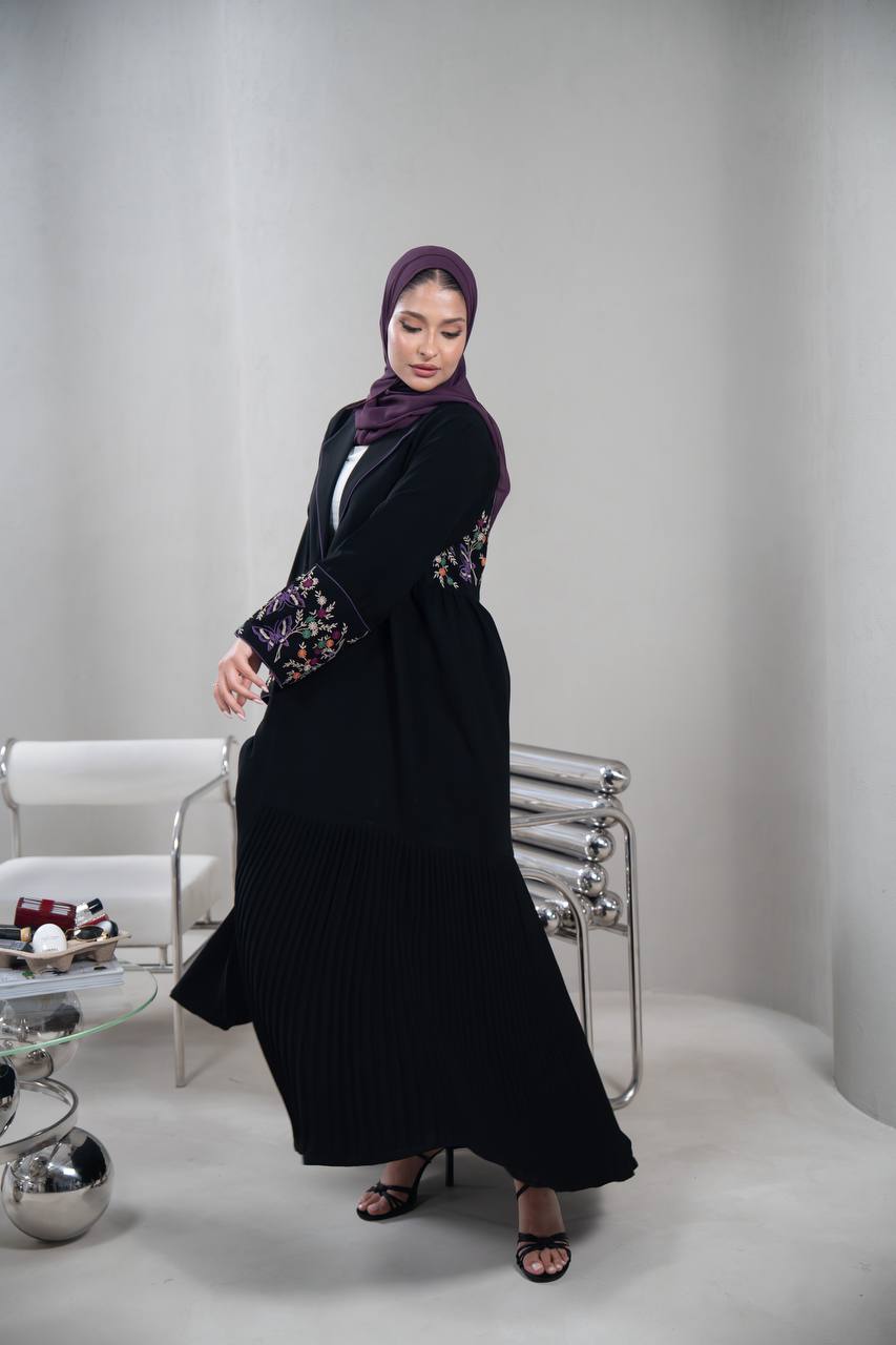 عباية بليزر بخام كريب باللون الاسود مع تطريز C:IB350