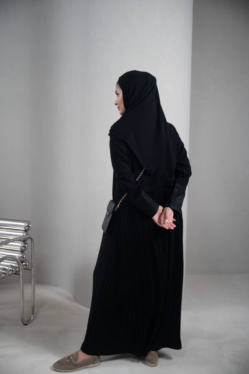 عباية بخام كريب ، باللون الاسود مع تطريز C:IB352