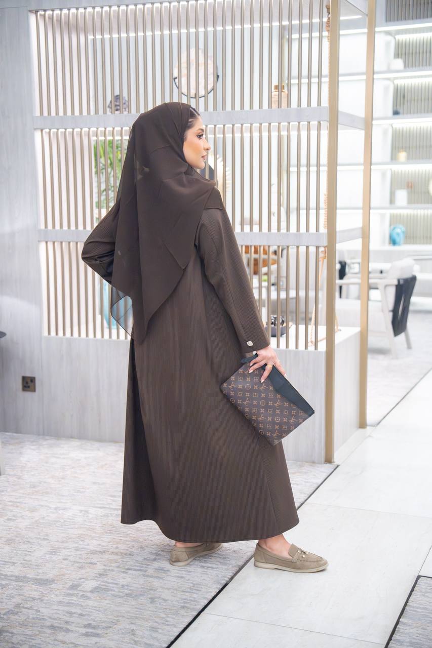 عباية بخام كريب مقلم ، باللون البني الكلاسيكي C:IB345 