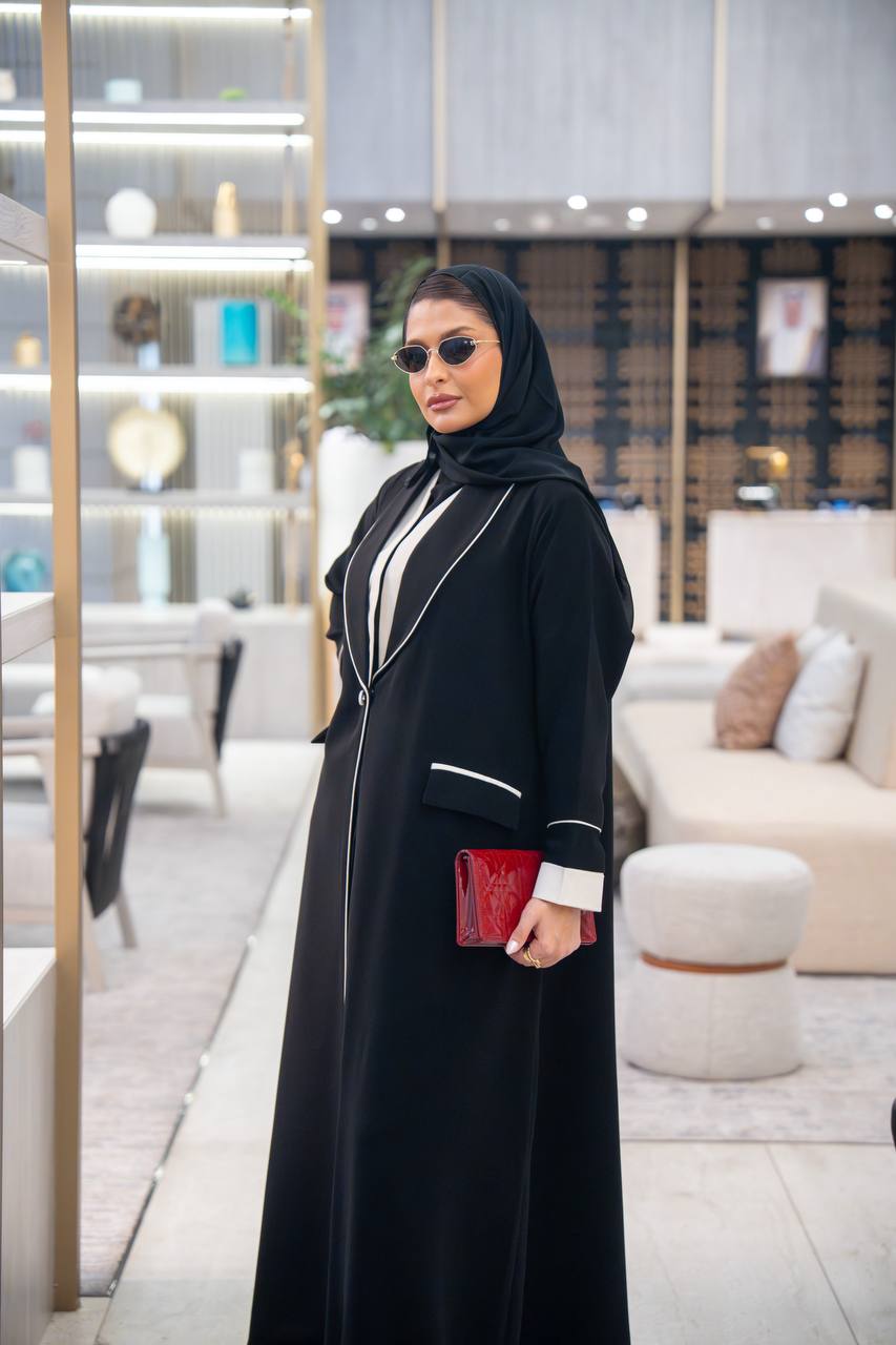 عباية بليزر بخام كريب كوبا باللون الاسود مع تفاصيل باللون الابيض C:IB340