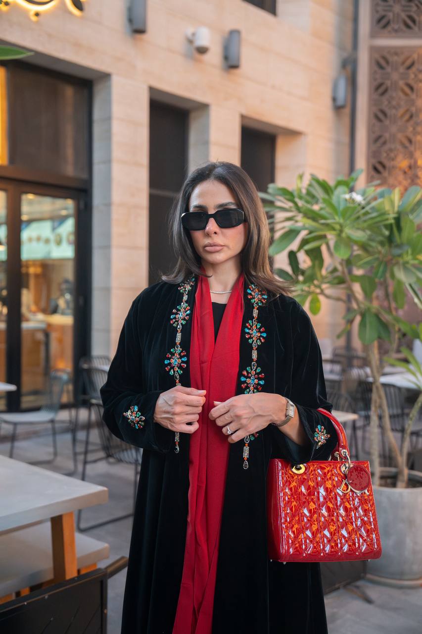 عباية مخمل باللون الاسود مع شك يدوي  . C:IB361 