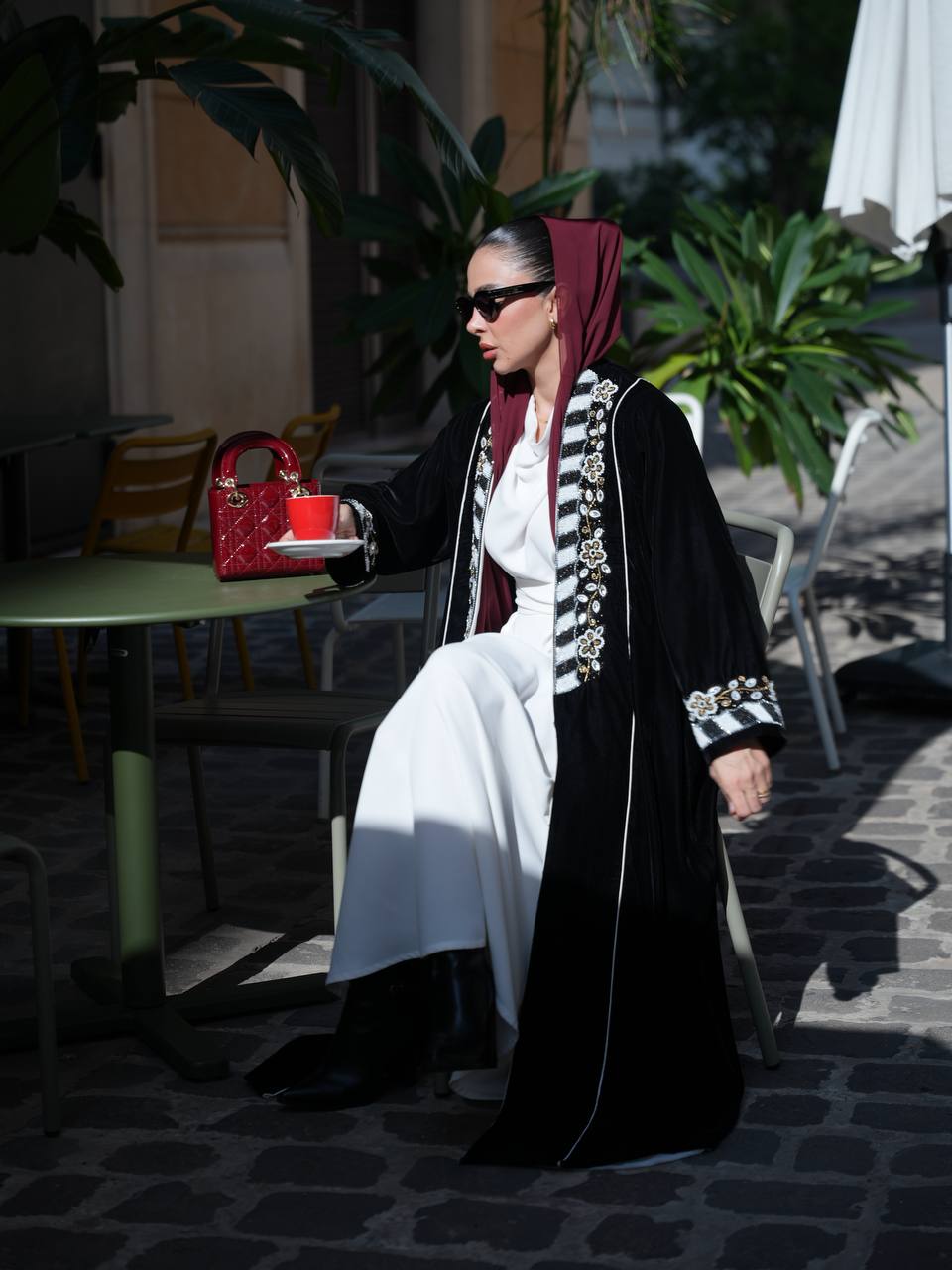 عباية مخمل باللون الاسود مع شك يدوي . C:IB362