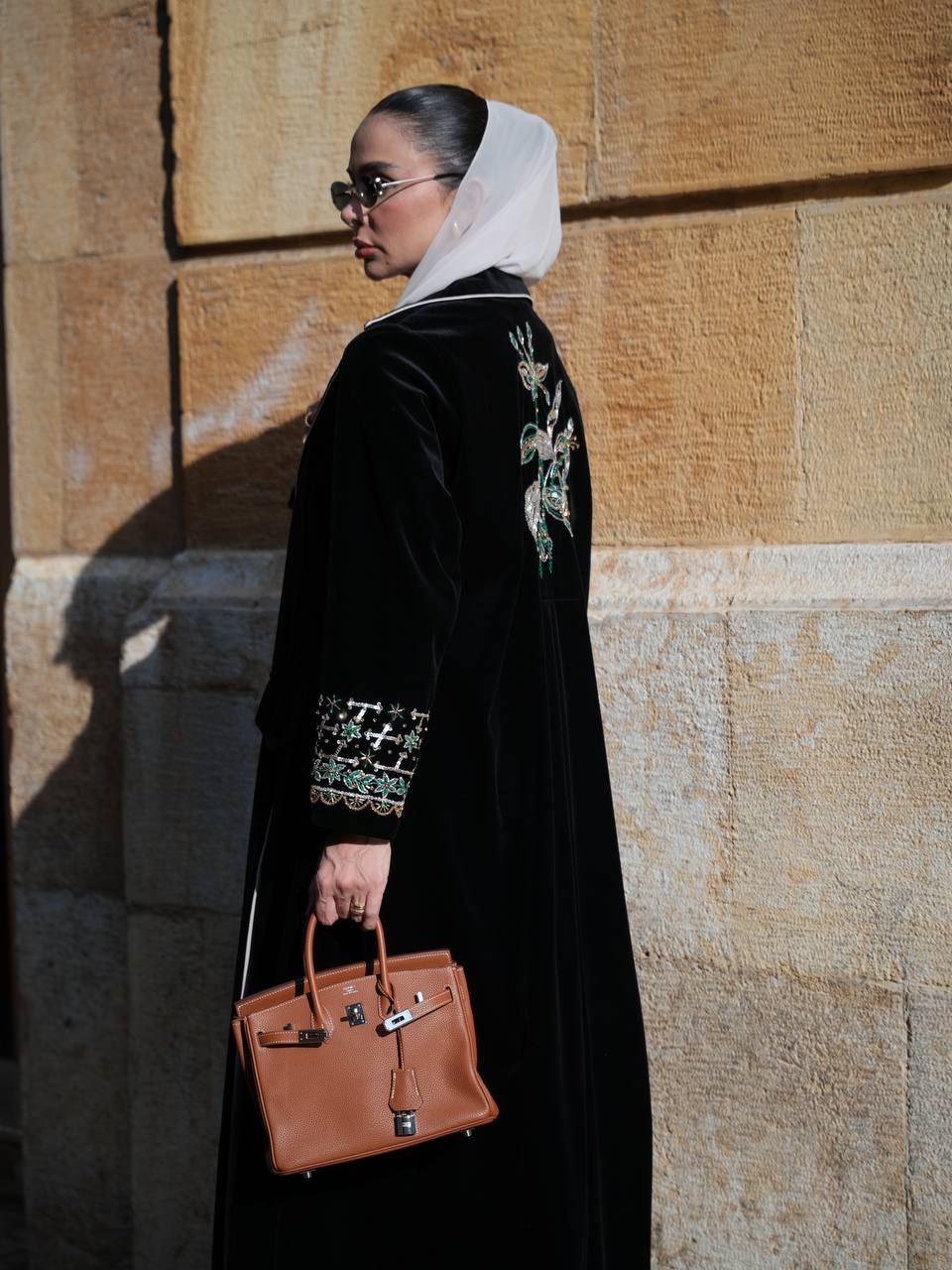 عباية بليزر مخمل باللون الاسود مع شك يدوي . C:IB363