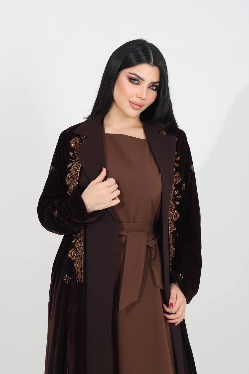 عباية بليزر مخمل مع كريب مع شك يدوي ، باللون البني. C:IB368