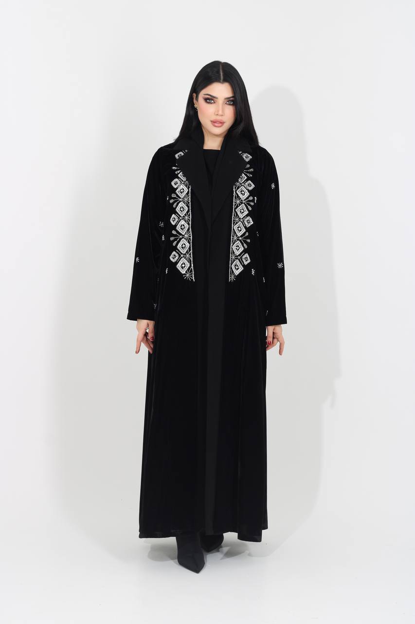 عباية بليزر مخمل مع كريب ، باللون الاسود مع شك يدوي . C:IB368 Black