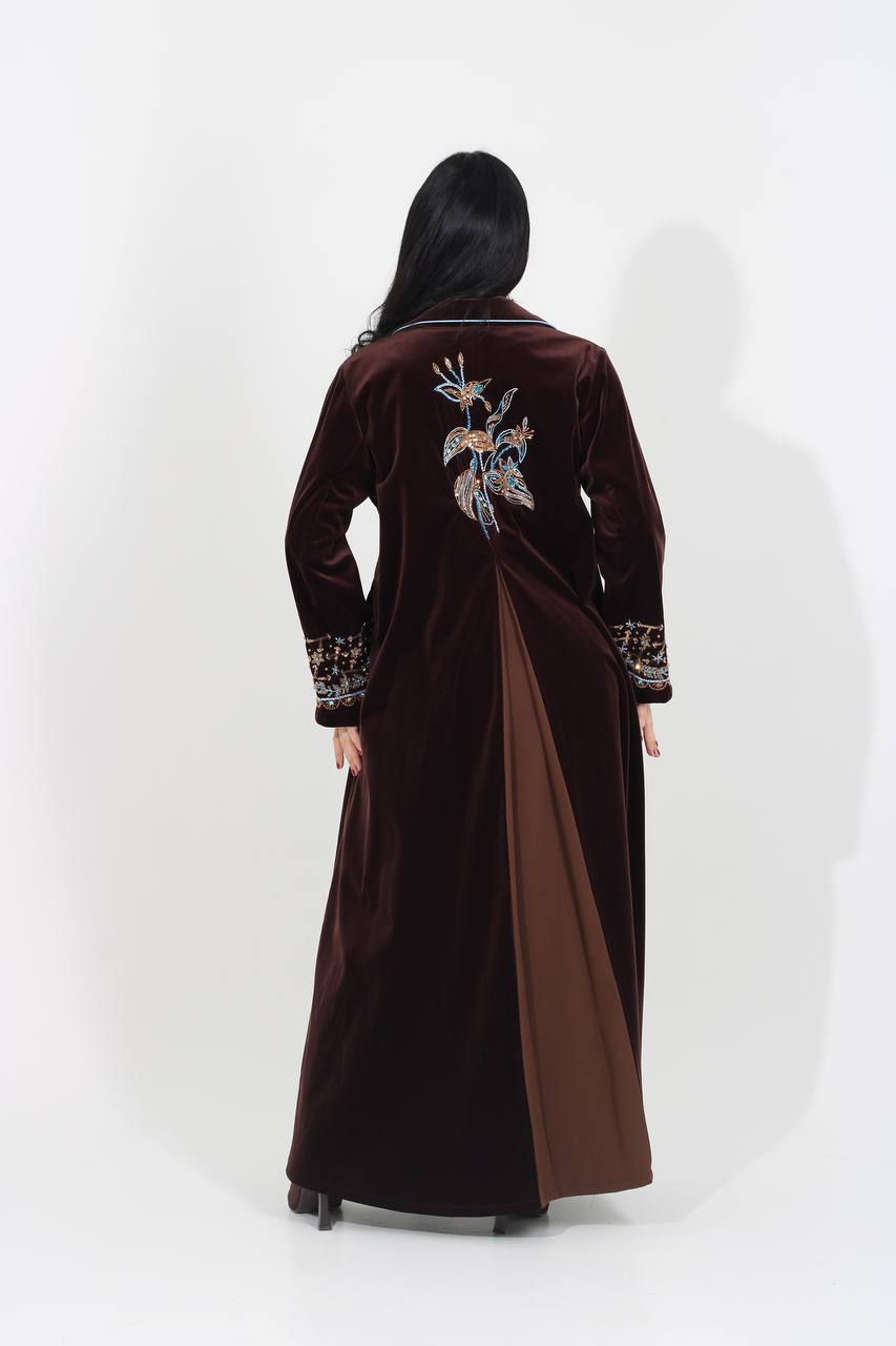 عباية بليزر مخمل باللون البني مع شك يدوي . C:IB369
