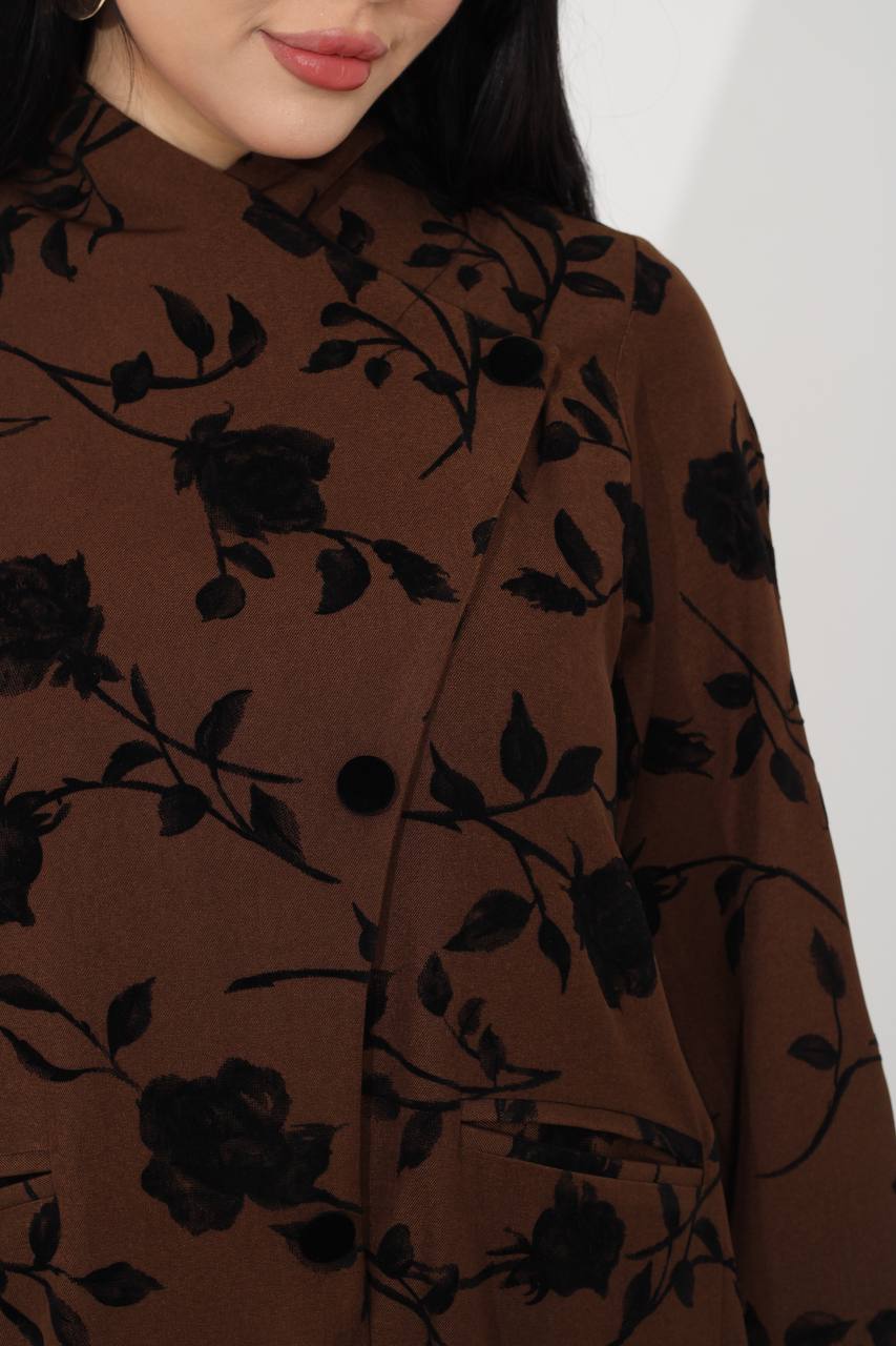 عباية كريب باللون البني مطبوعة بتفاصيل ورود مخملية . C:IB370 