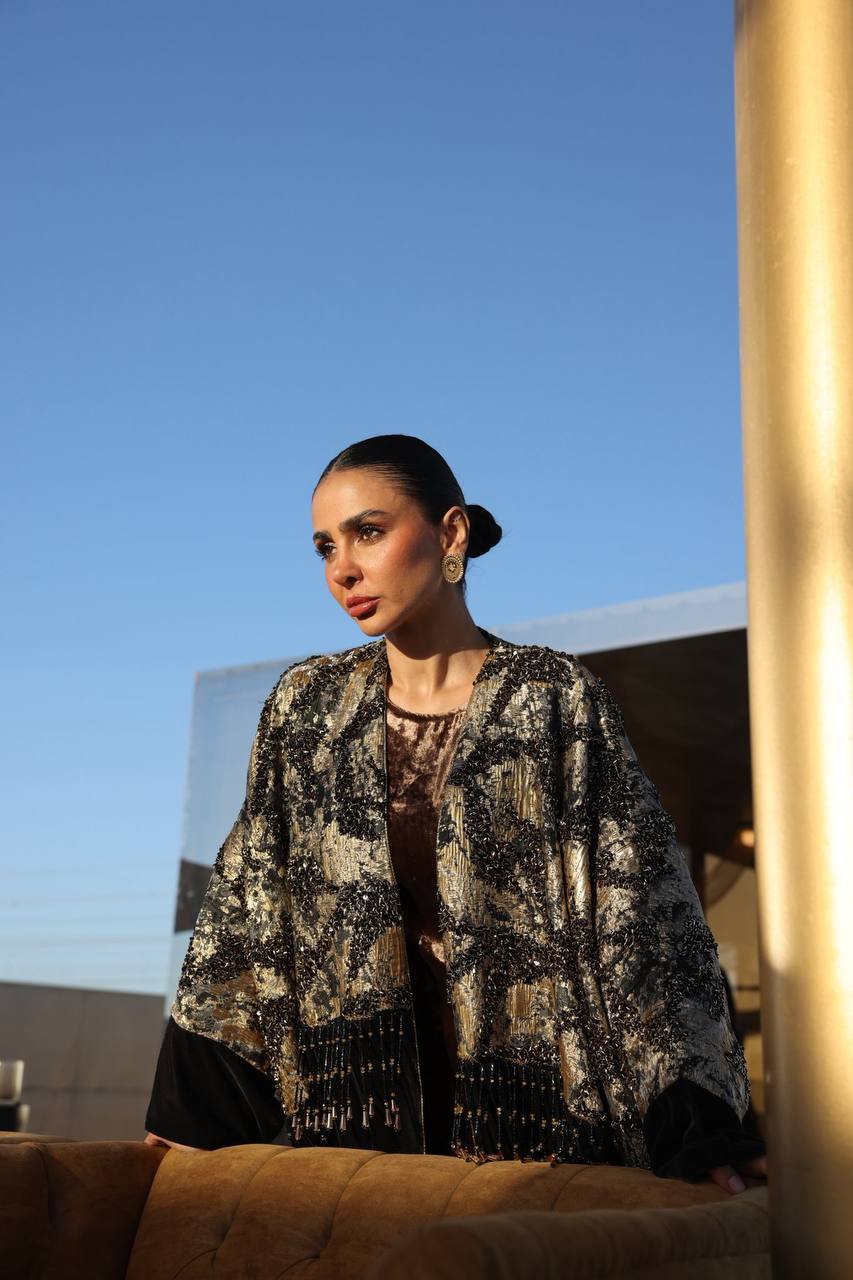 A bisht with a dress, made of jacquard and velvet with hand-stitched details.C:373