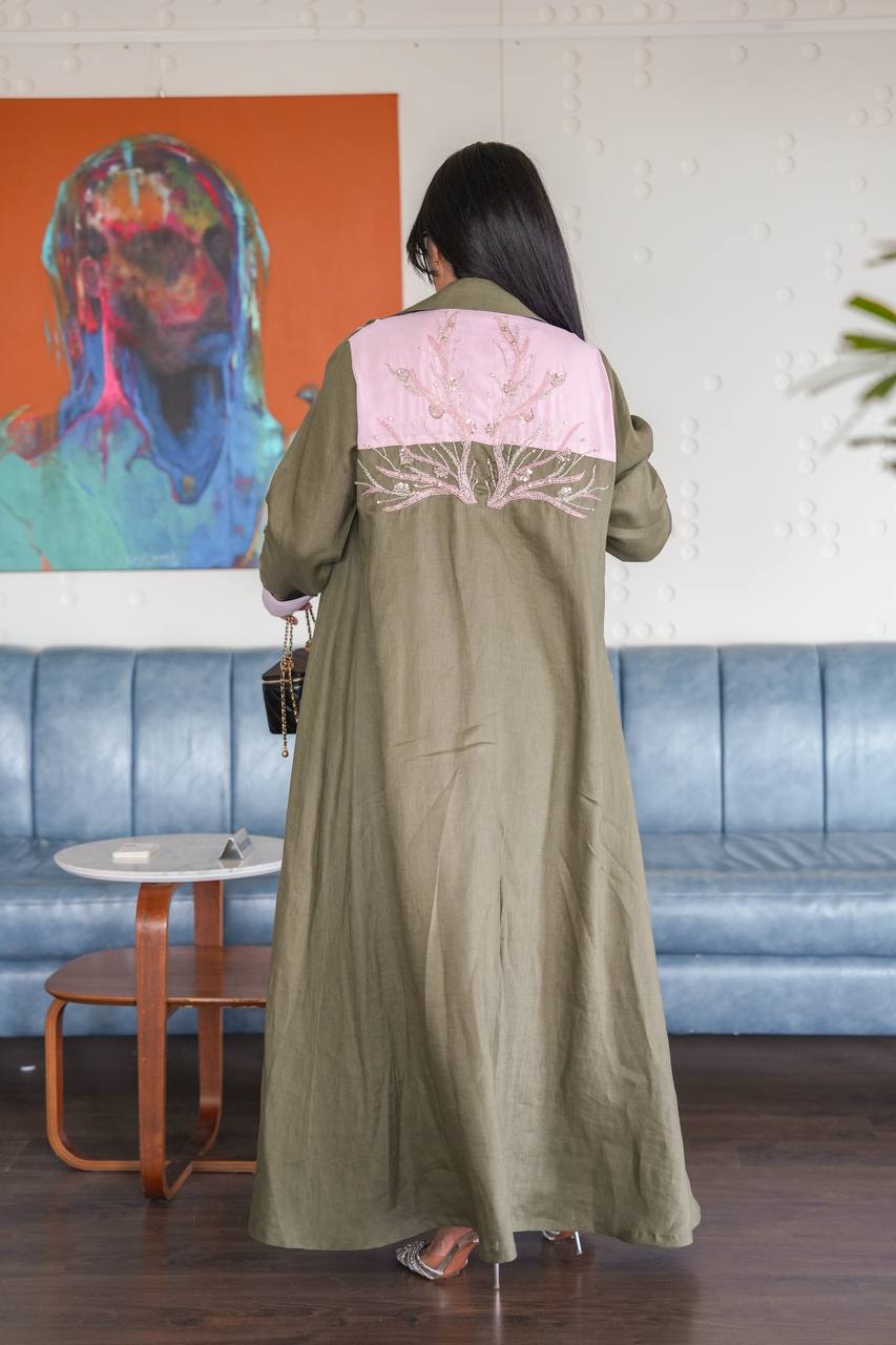 عباية لينن باللون الزيتي مع شك يدوي.C:389