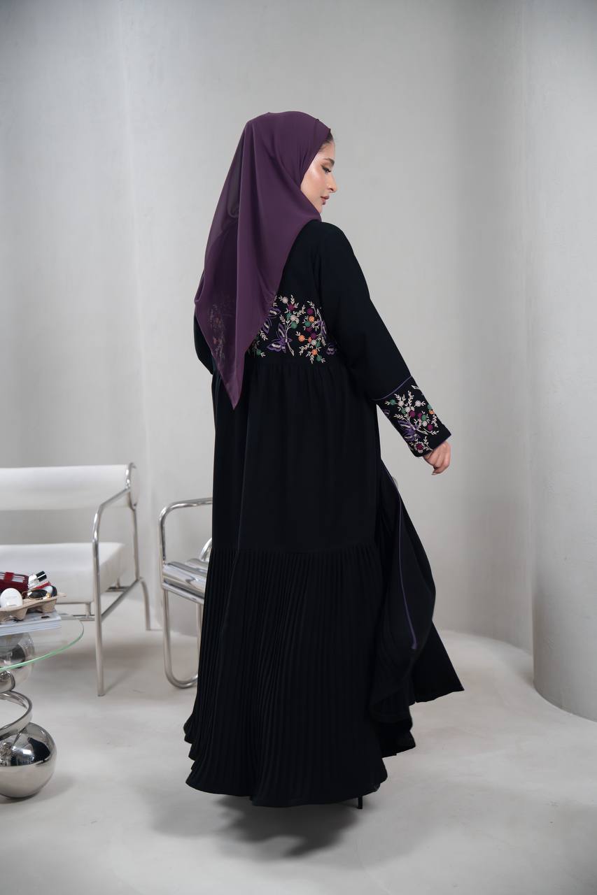 عباية بليزر بخام كريب باللون الاسود مع تطريز C:IB350