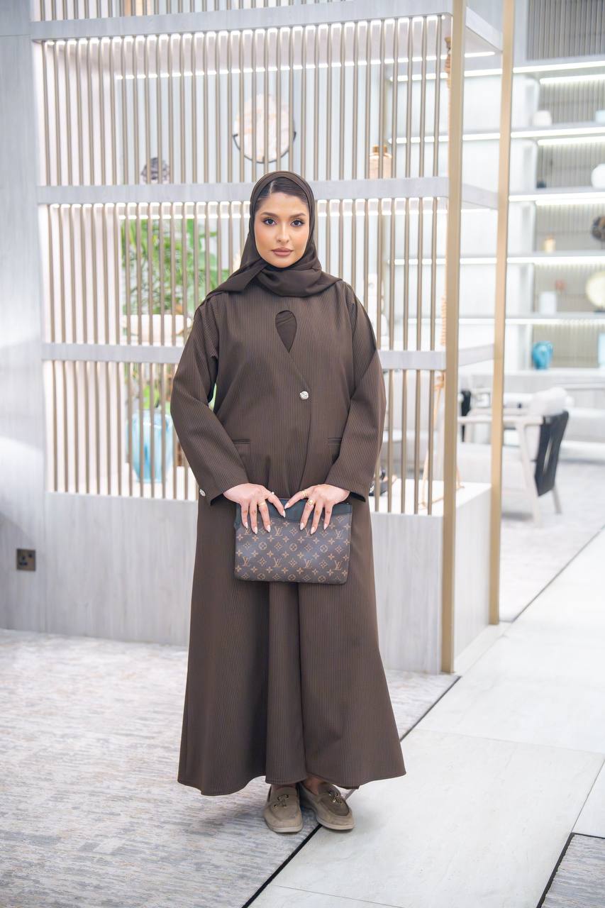 عباية بخام كريب مقلم ، باللون البني الكلاسيكي C:IB345 