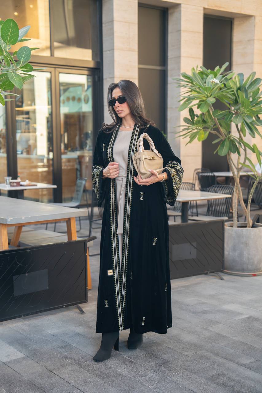 عباية مخمل باللون الاسود مع تطريز . C:IB358 
