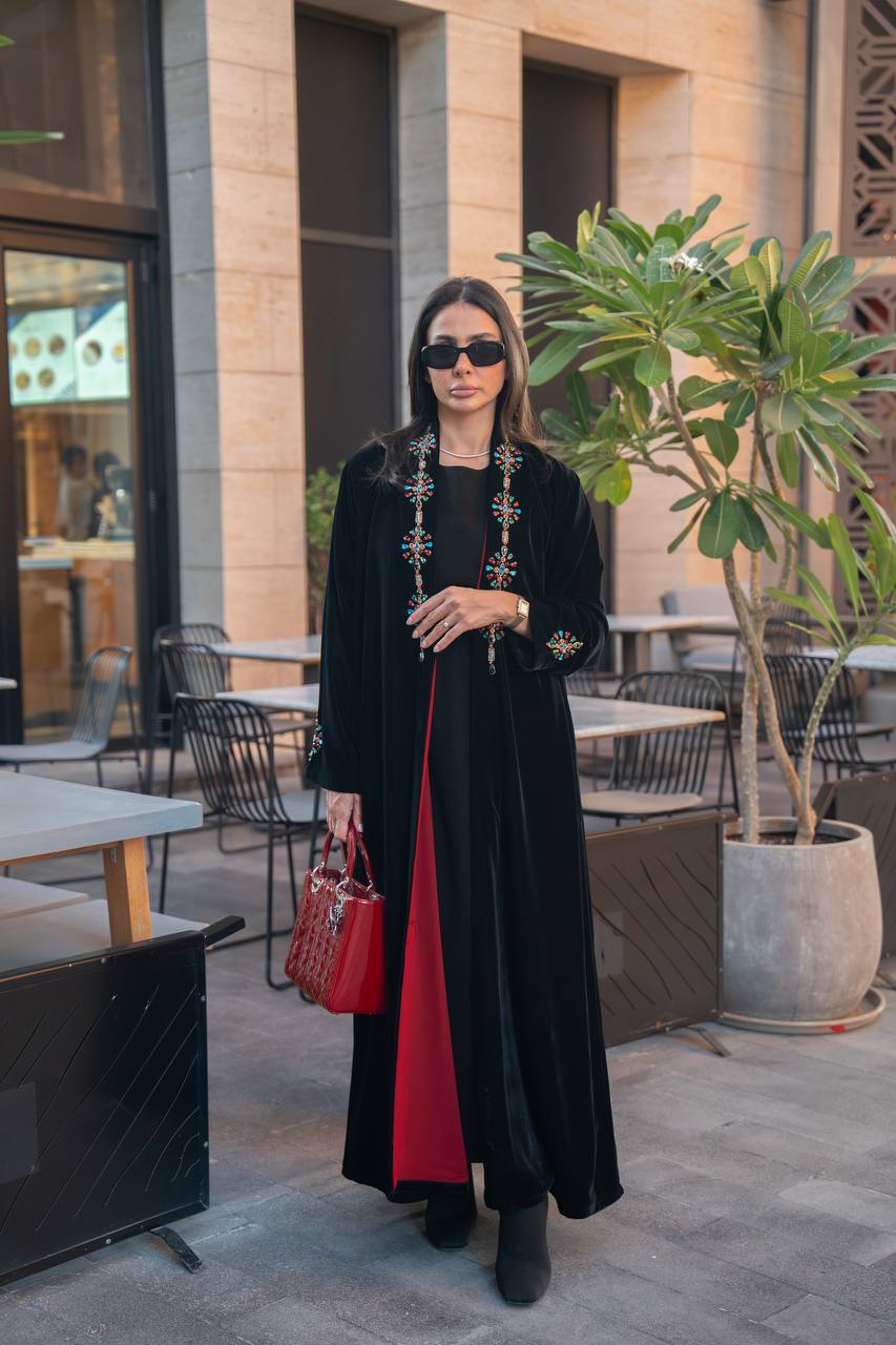 عباية مخمل باللون الاسود مع شك يدوي  . C:IB361 