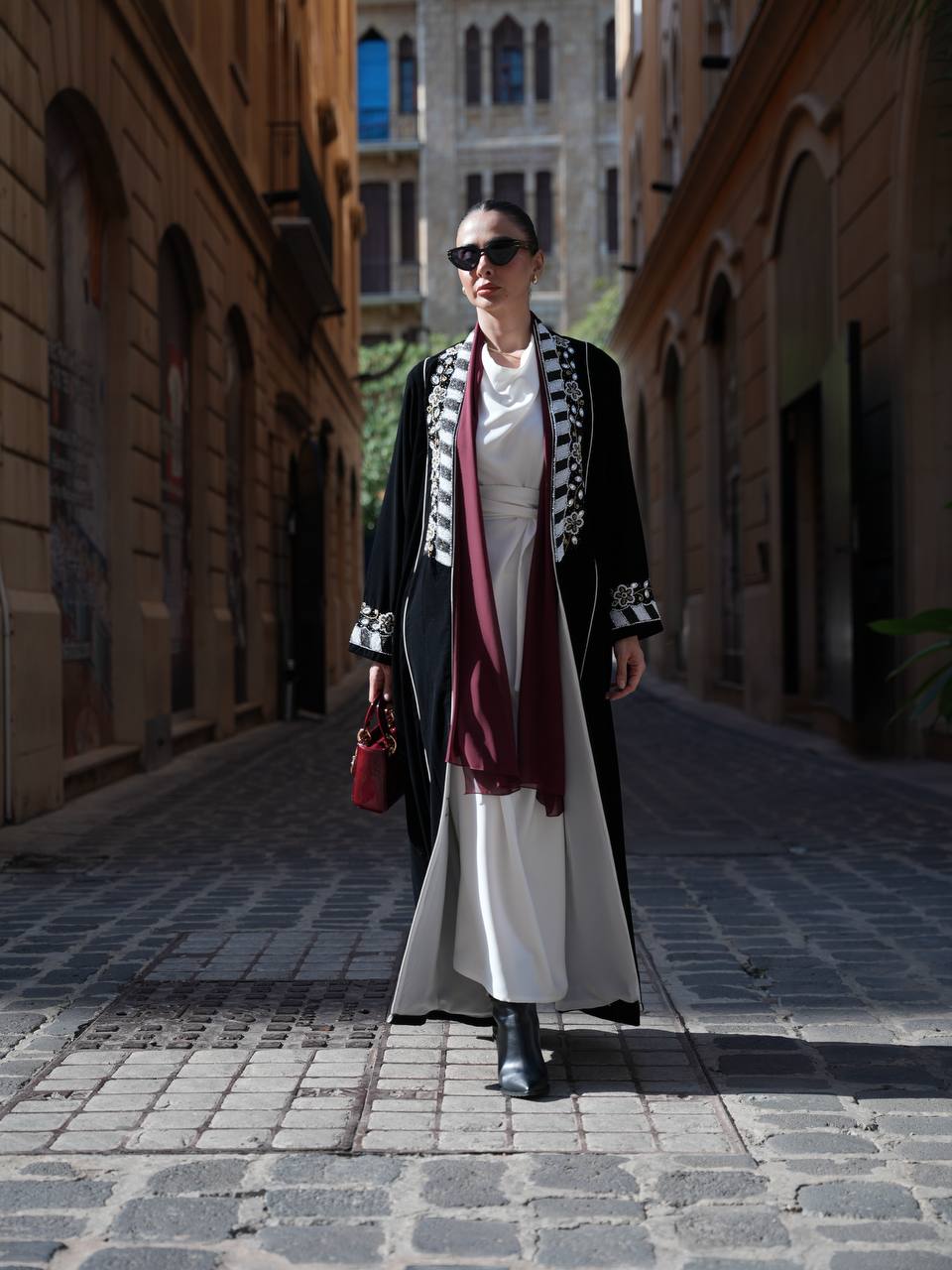 عباية مخمل باللون الاسود مع شك يدوي . C:IB362