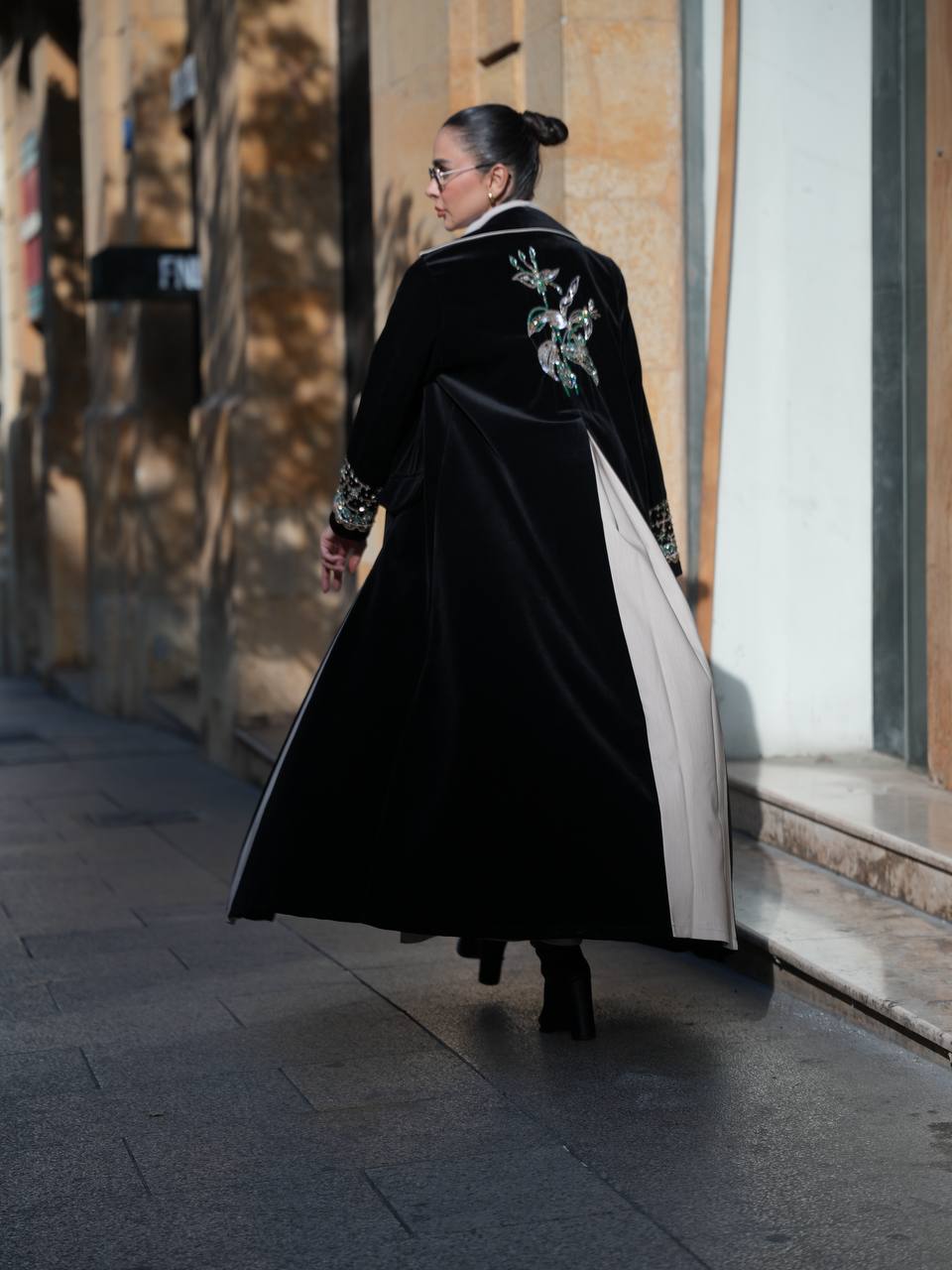 عباية بليزر مخمل باللون الاسود مع شك يدوي . C:IB363