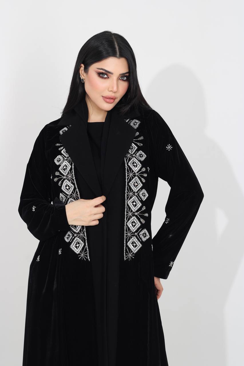 عباية بليزر مخمل مع كريب ، باللون الاسود مع شك يدوي . C:IB368 Black