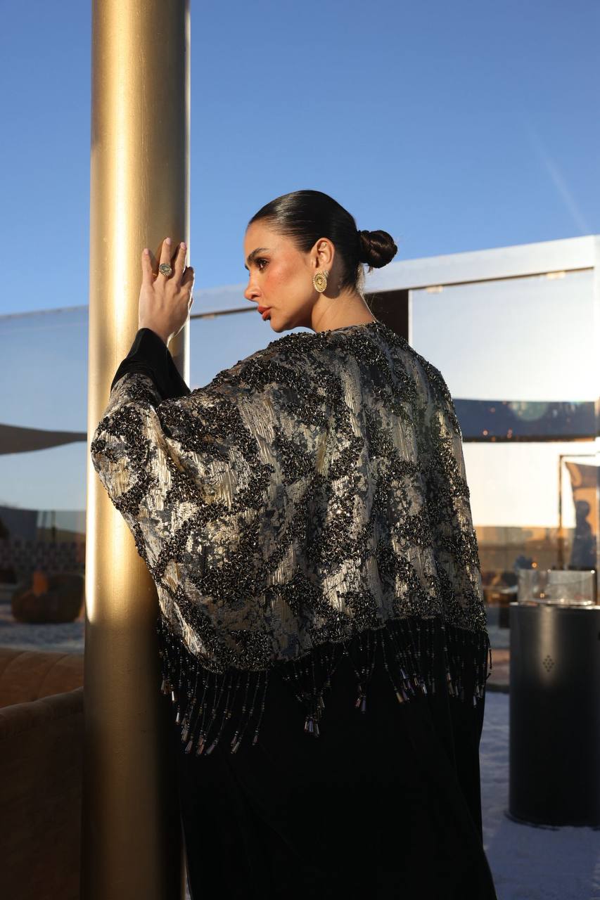 A bisht with a dress, made of jacquard and velvet with hand-stitched details.C:373