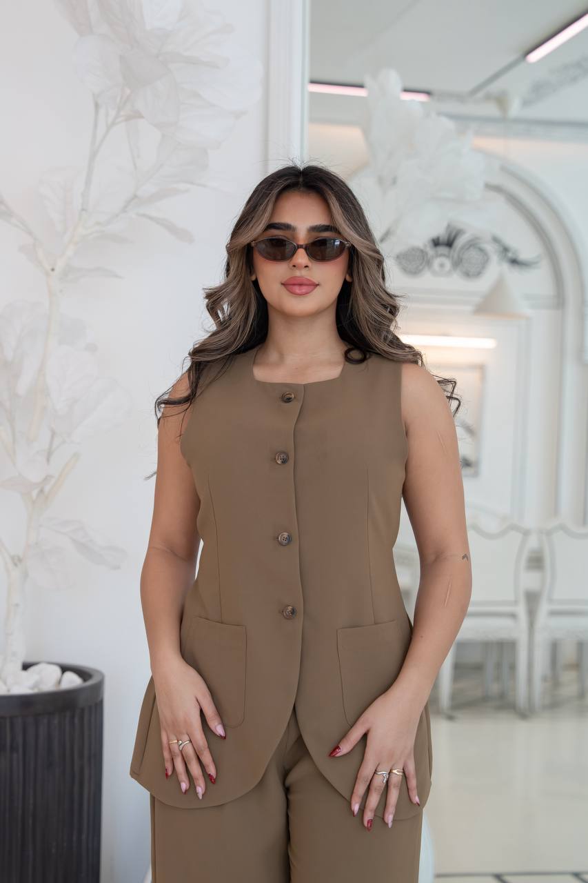 Vest and crepe pants set in caramel color. C:1101