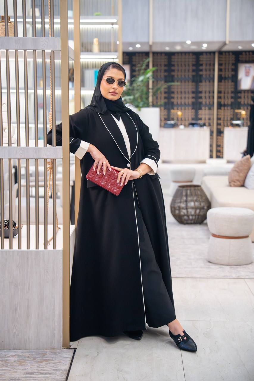 عباية بليزر بخام كريب كوبا باللون الاسود مع تفاصيل باللون الابيض C:IB340