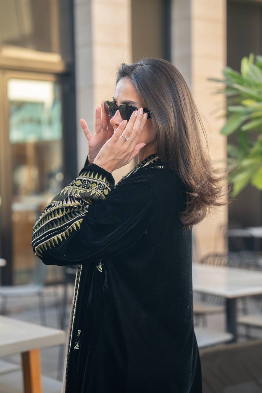 عباية مخمل باللون الاسود مع تطريز . C:IB358 