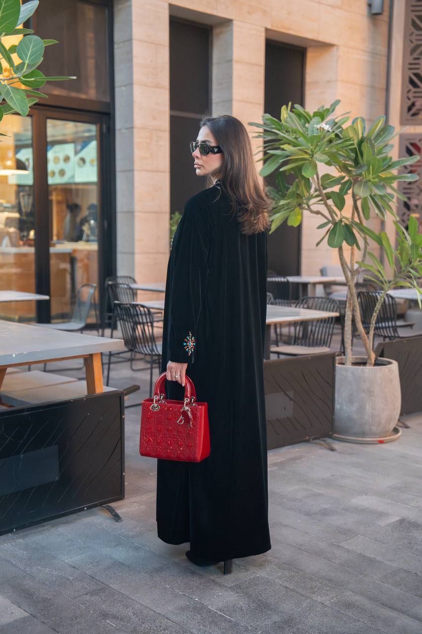 عباية مخمل باللون الاسود مع شك يدوي  . C:IB361 