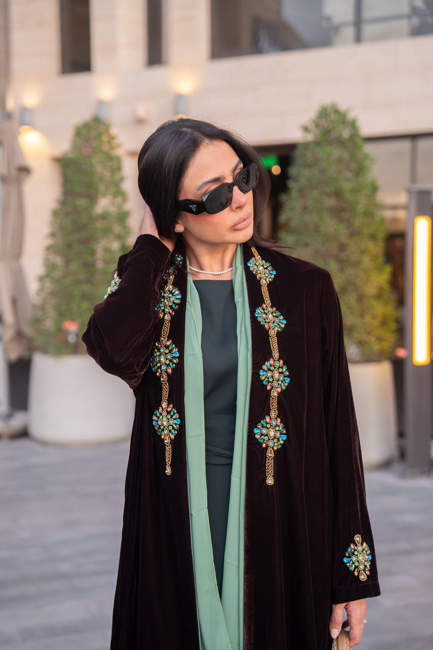 عباية مخمل باللون البني مع شك يدوي , C:IB361 