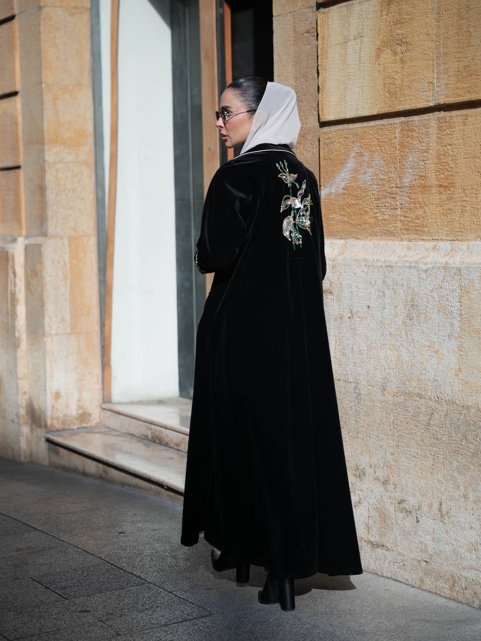 عباية بليزر مخمل باللون الاسود مع شك يدوي . C:IB363