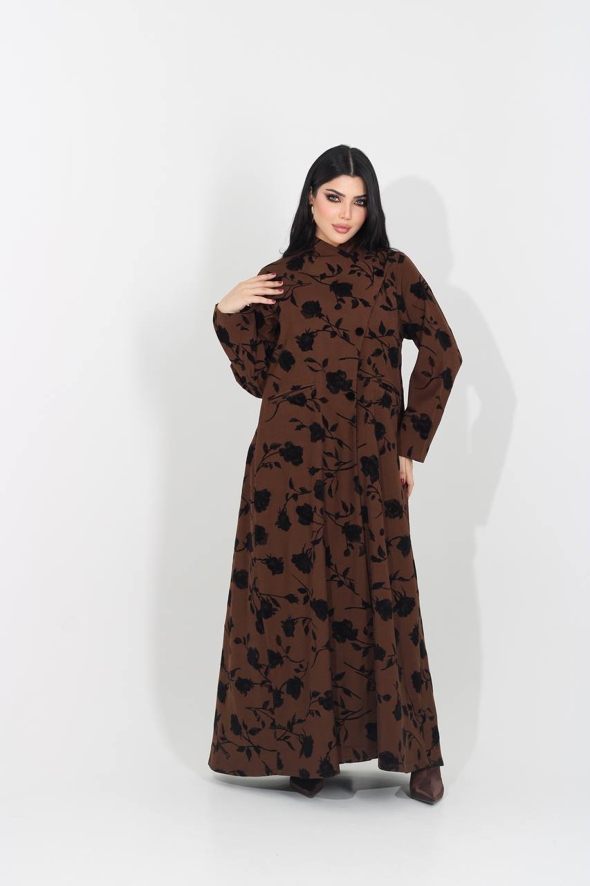 عباية كريب باللون البني مطبوعة بتفاصيل ورود مخملية . C:IB370 