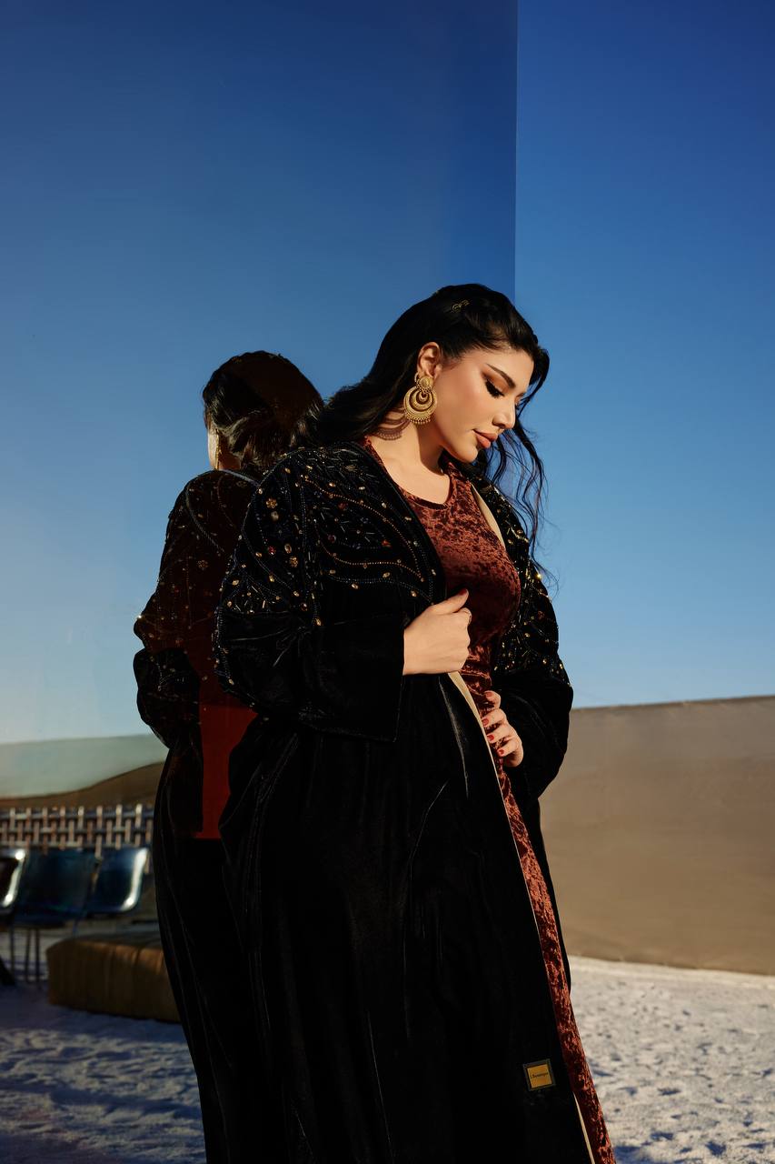 عباية بشت مخمل باللون الاسود مع شك يدوي . C:IB381