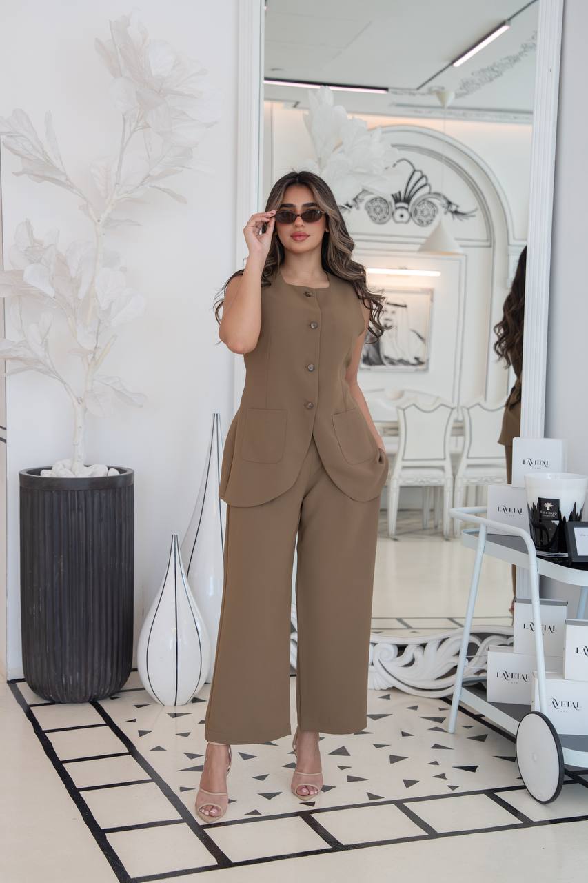 Vest and crepe pants set in caramel color. C:1101