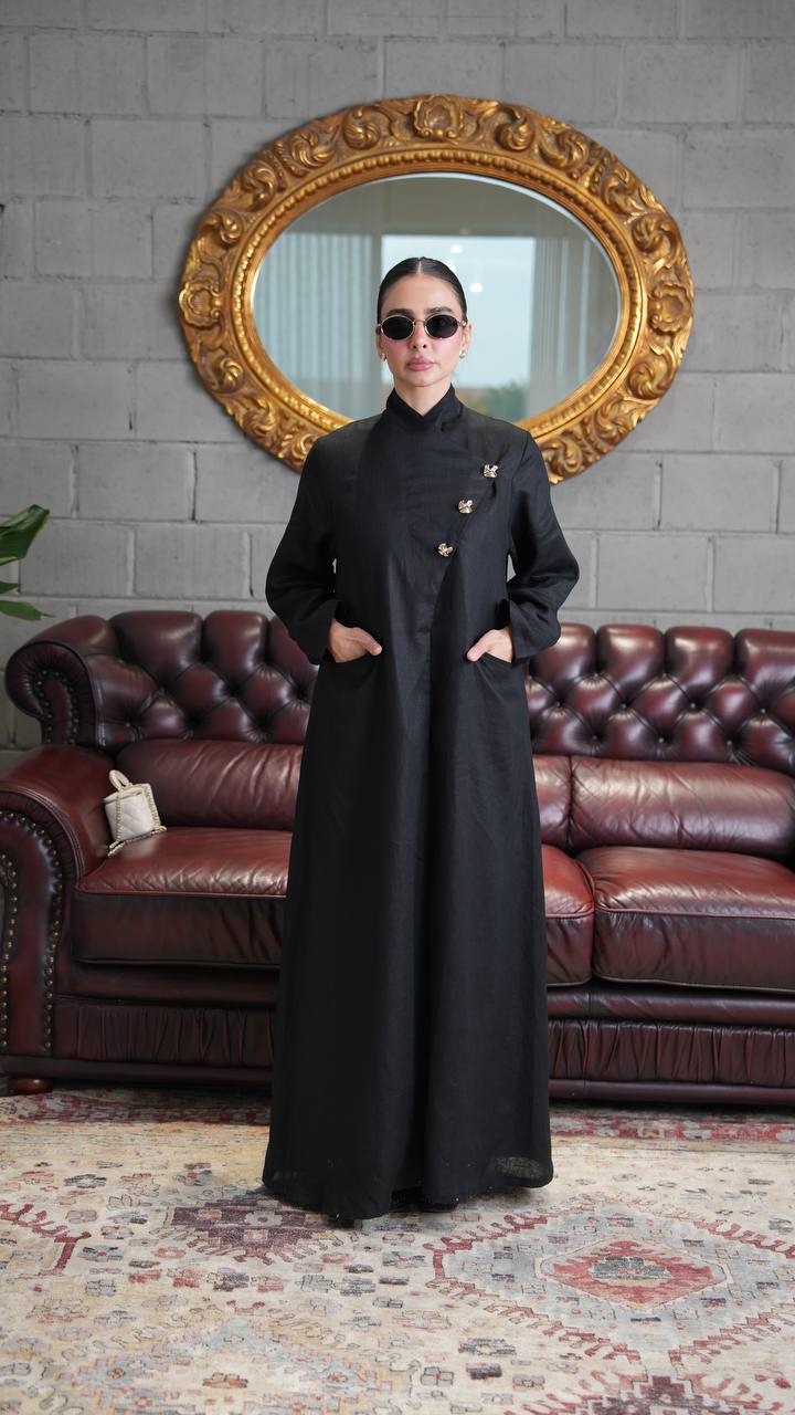 Trench coat linen in black. C:393