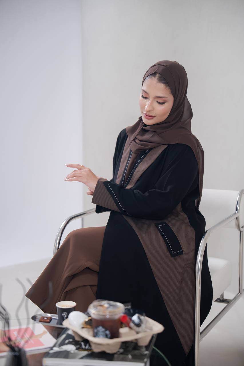 عباية بليزر بخام كريب ، باللون الاسود مع تفاصيل باللون البني  C:IB347 