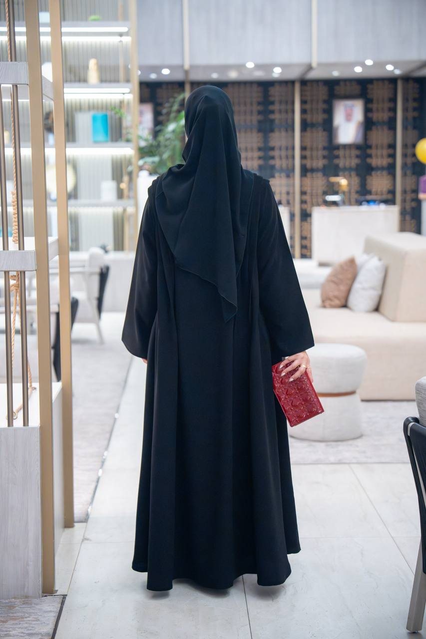 عباية بخام كريب باللون الاسود مع كسرات  C:IB346 